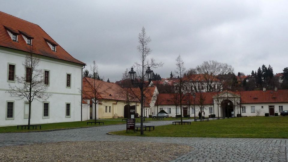 Břevnovský klášter, vlevo klášterní šenk