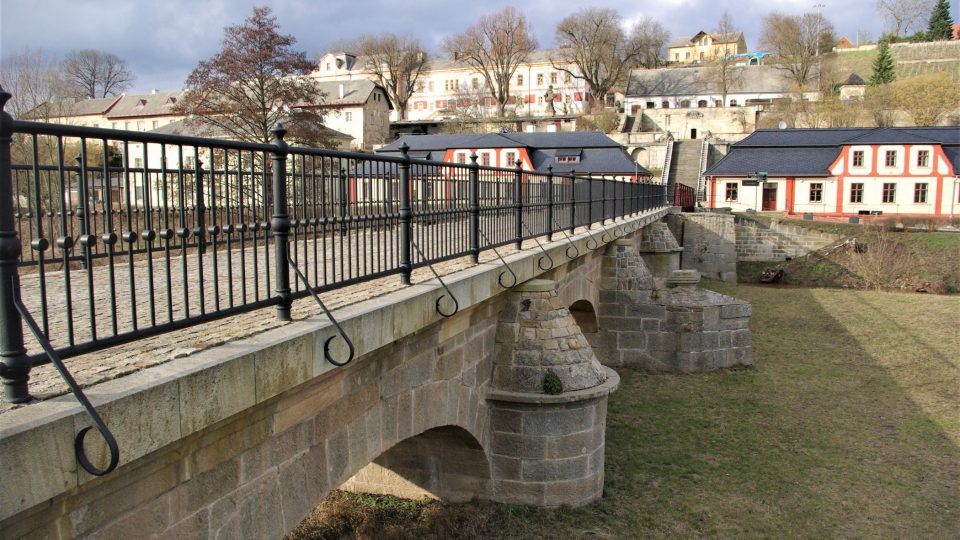 Kamenná část mostu v Kuksu se dočkala opravy v roce 2014 při revitalizaci sousedního barokního hospitalu 