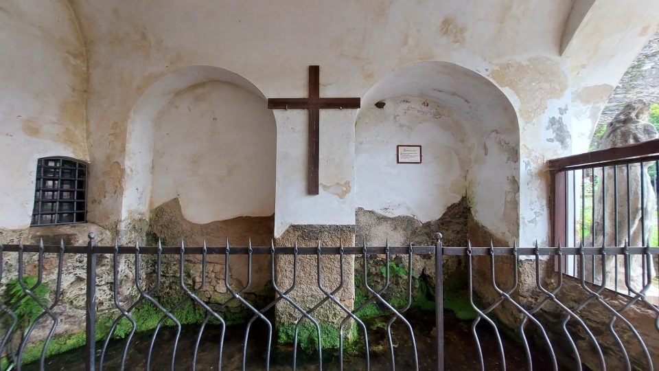 Součástí jeskyně je i Ivanův pramen, ke kterému je volný přístup z boční části kostela