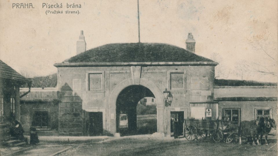 Písecká brána byla vybudovaná v roce 1721