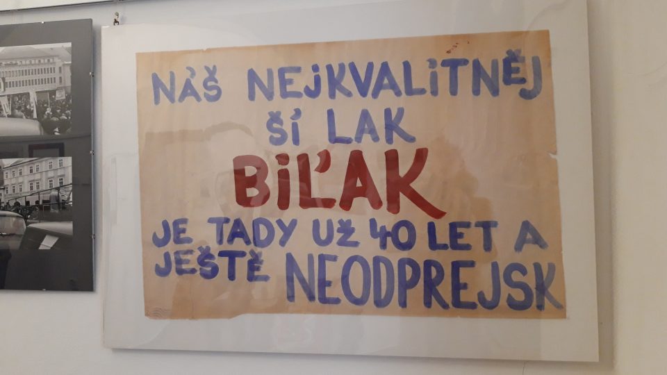 České muzeum stříbra v Kutné Hoře vystavuje ručně psané plakáty z doby Sametové revoluce. V Tylově domě uvidíte i dobové fotografie, které zachytily dění na Palackého náměstí 