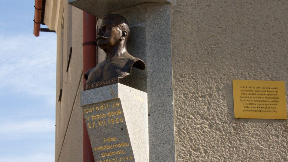 Původní postavec a nový odlitek Kramářovy busty byly odhaleny v roce 2015
