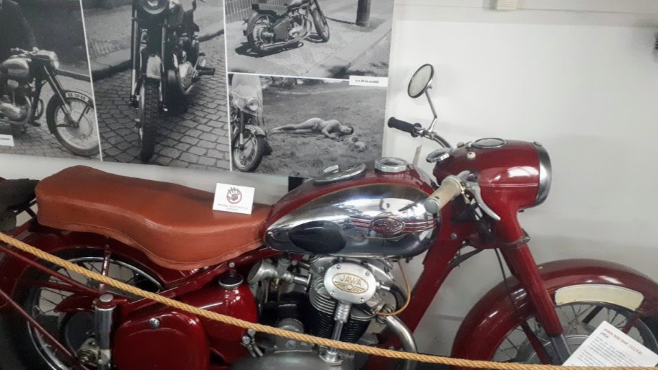 Legendární čtyřtaktní motocykl Jawa 500 OHC je v původním stavu. První majitel si vyžádal některé úpravy, takže stroj má dva karburátory a poladěné výfuky 