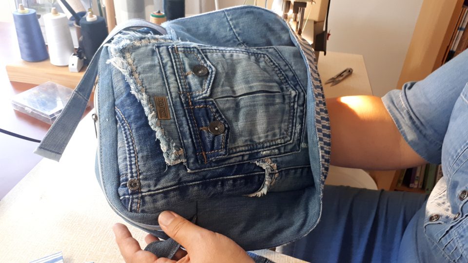 Ze starých džínů je možné vyrobit originální kabelku