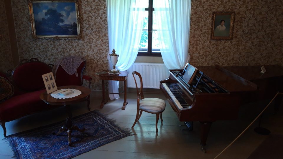 Rodinný salón v jabkenické myslivně je zčásti zařízený původním nábytkem
