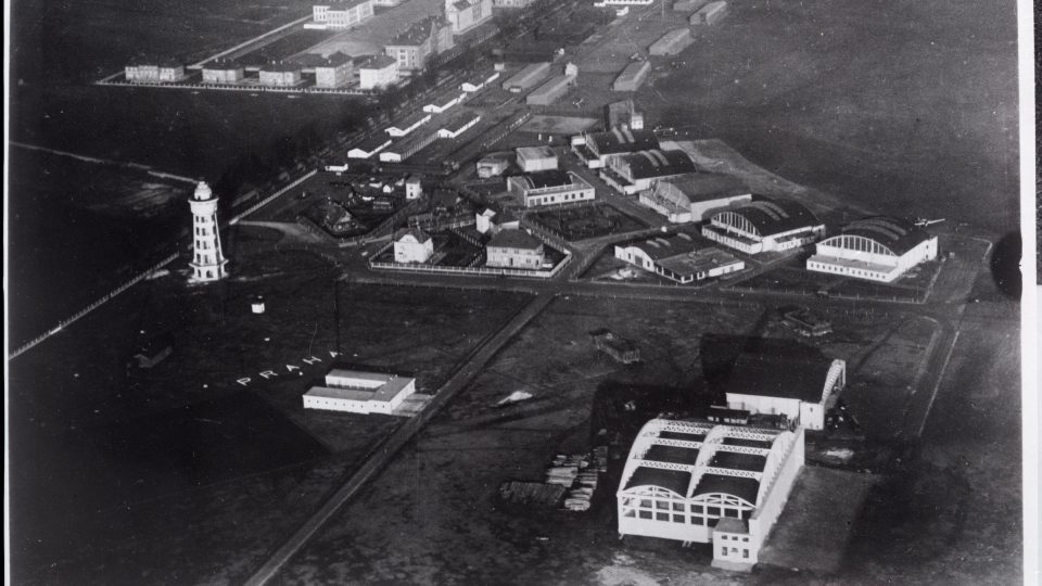 Prostor dnešního letiště Praha – Kbely, mírně vyvýšená planina vymezená obcemi Kbely, Letňany a krajem Vysočan, byla pro případnou výstavbu letiště vybrána už v průběhu listopadu roku 1918