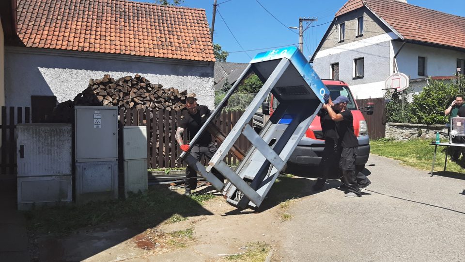 V Hlubyni na Příbramsku dnes dělníci odstranili poslední telefonní budku v Česku