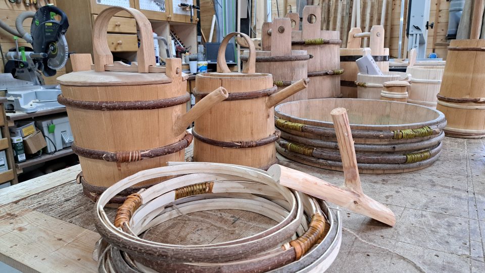 Dřevěné nádoby vyrobené podle historických technologií