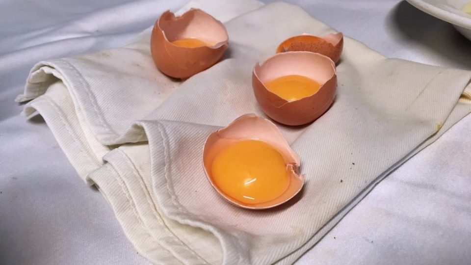 Na oddělené žloutky využijeme skořápky vajec 