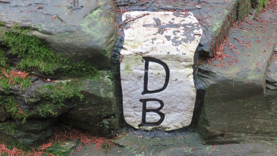 Na hraničním kameni najdeme i písmena