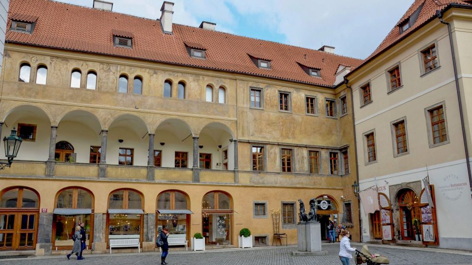 Jeden z nejzachovalejších renesančních skvostů Prahy, Granovský palác s arkádovou lodžií