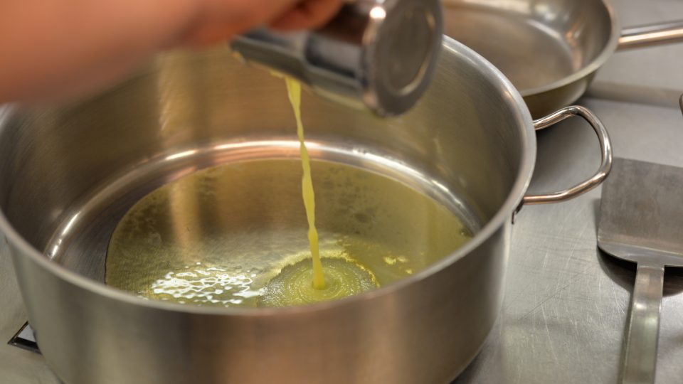 Přepuštěné máslo s kapkou oleje (olej zabrání spálení másla) nalijeme do kastrolu