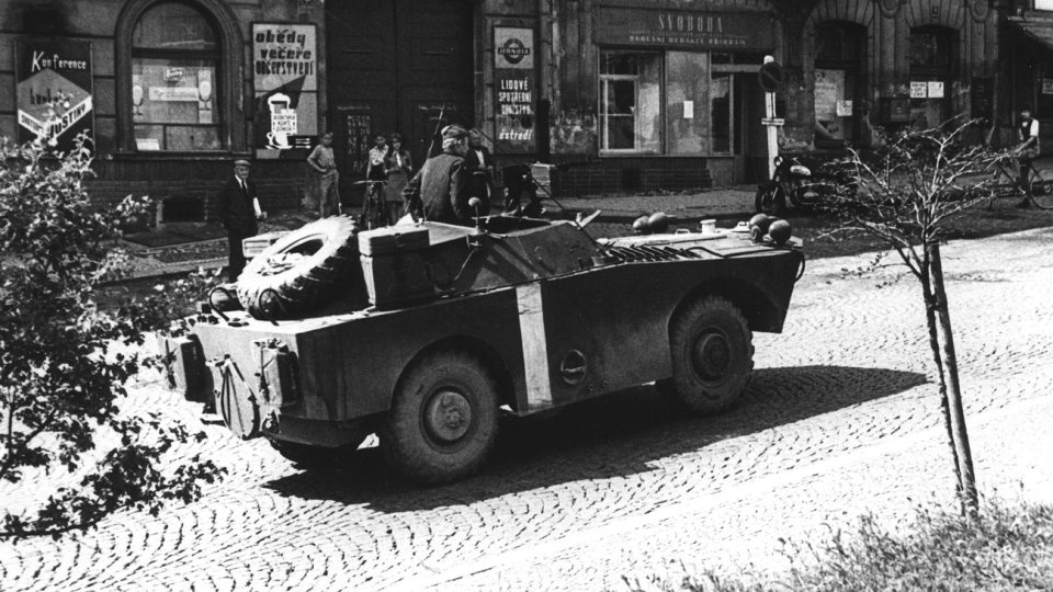 Obrněný transportér sovětské okupační armády projíždí dne 23. 8. 1968 okolo Družstevní restaurace (U Podařilů) a redakce Svobody na náměstí Pionýrů (nyní T. G. Masaryka) v Příbrami