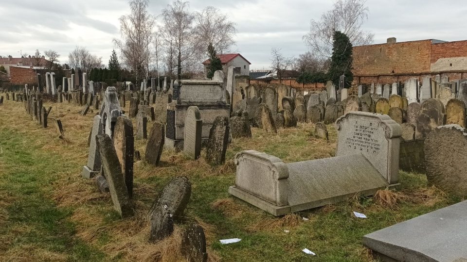 Návštěvníci synagogy si nenechají ujít prohlídku židovského hřbitova