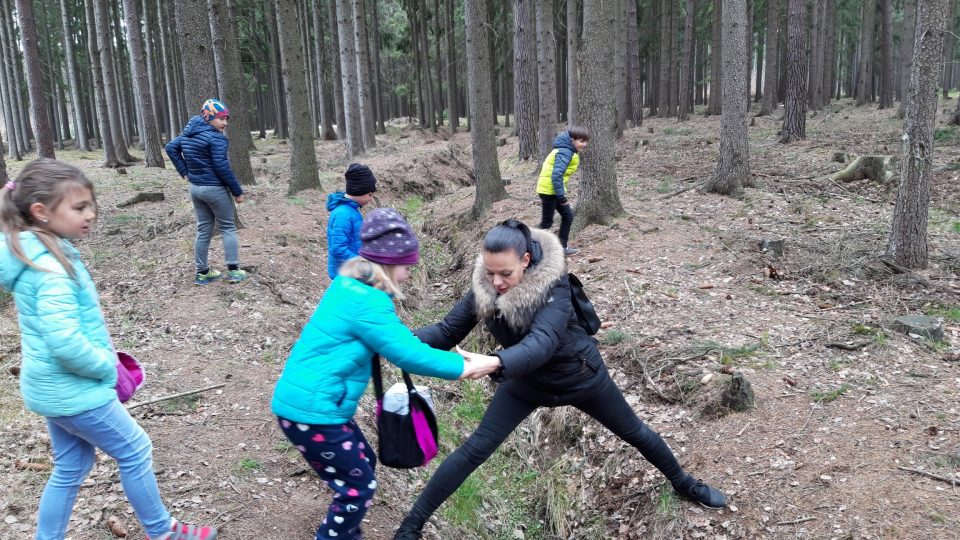 Děti z Obecnice jsou v lese jako doma. Při výukovém programu Vojenských lesů a statků si užijí hodně zábavy - foto Bára Kvapilová.jpg
