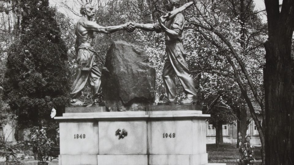 Původní podoba pomníku, která obsahovala letopočty 1848 a 1948 - foto Sládečkovo vlastivědné muzeum Kladno