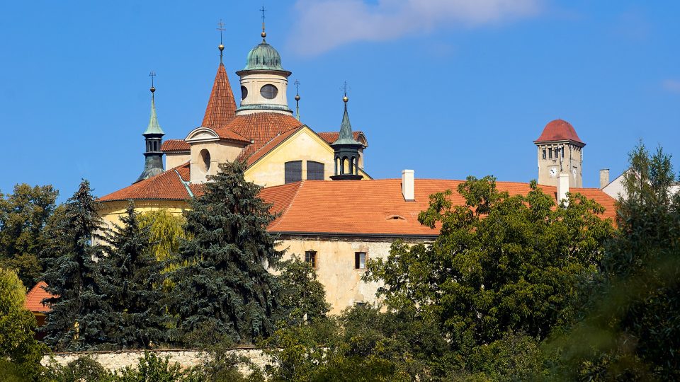 Původně františkánský klášter, dnes klášter řádu bosých karmelitánů při kostele Nejsvětější Trojice