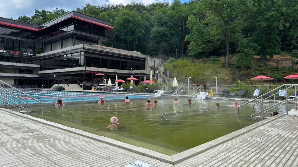 Hotel Thermal nabízí svým hostům i široké veřejnosti jedinečnou možnost zaplavat si ve venkovním bazénu postaveném na skále přímo nad hotelem