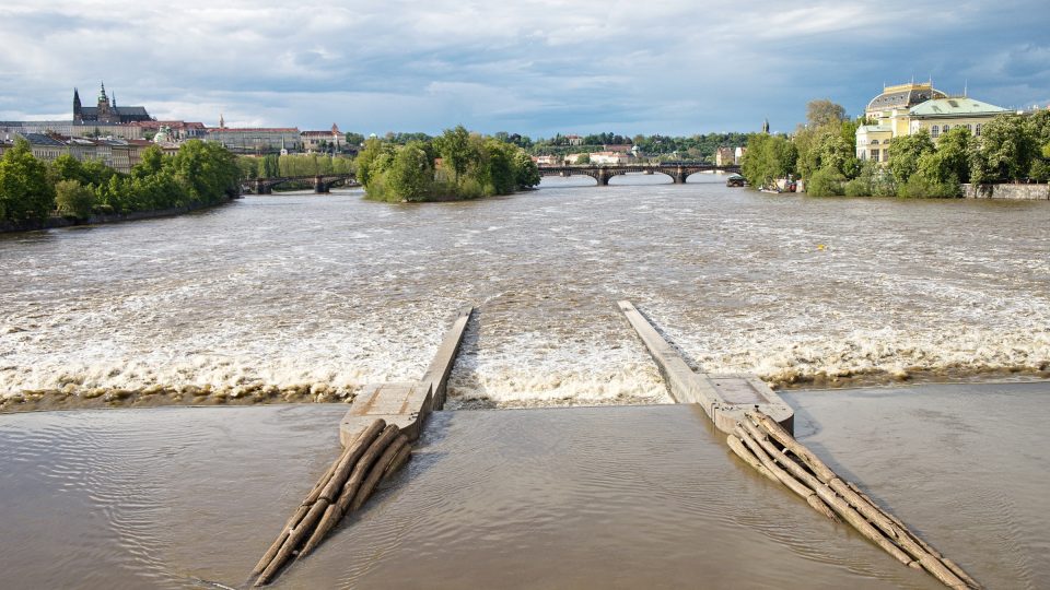 Zvýšená hladina Vltavy v Praze