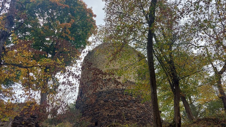 Zřícenina hradu Týřov je v podzimních barvách křivoklátských lesů úchvatná