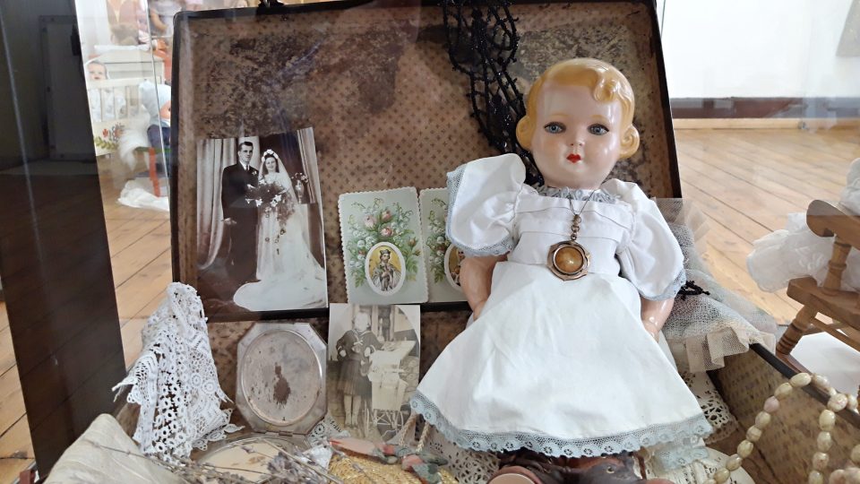 Historické fotografie na výstavě ukazují i pyšné majitelky panenek 