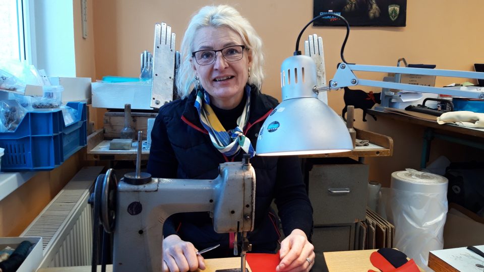 Ludmila Osičková je jediná akreditovaná lektorka v republice, která může rukavičkářství vyučovat