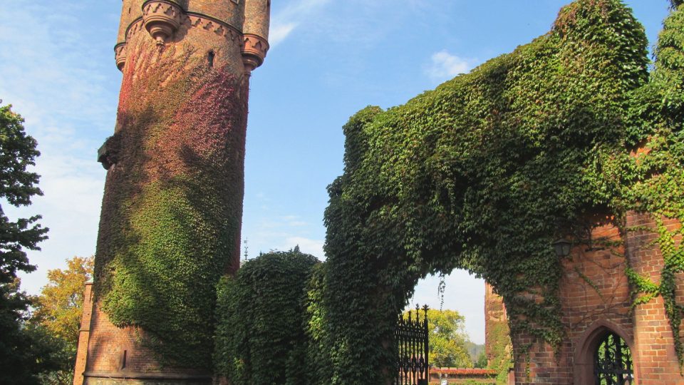 Červený zámek s konírnami, kočárovnou a hradební zdí nechal postavit Karel Maria Lichnovský