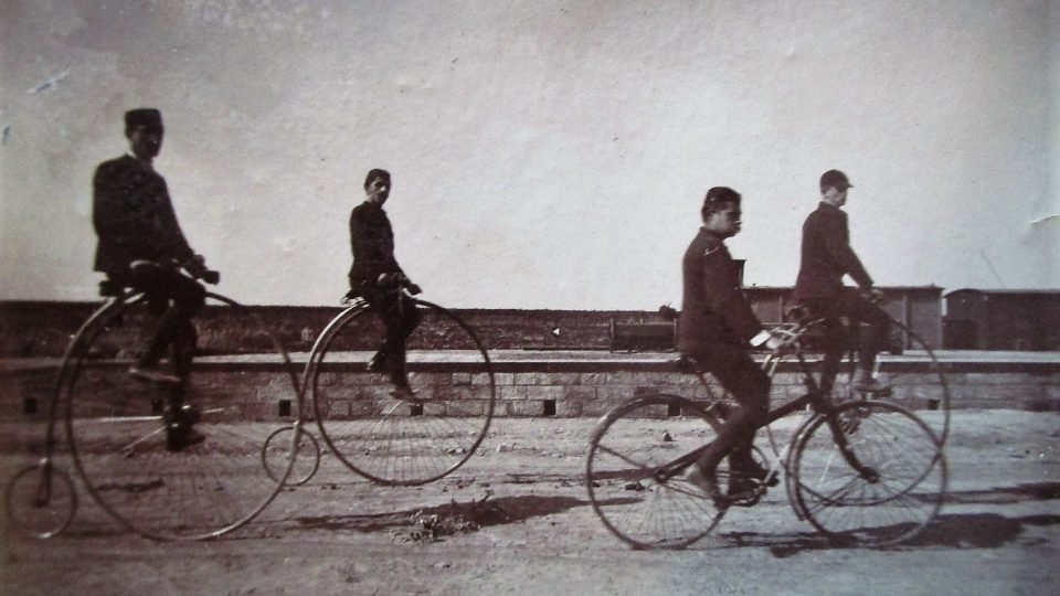 Jízda KV Slaný v roce 1888. Zatímco někteří jezdci používali ještě vysokého kola, jiní již jedou na nízkém roveru