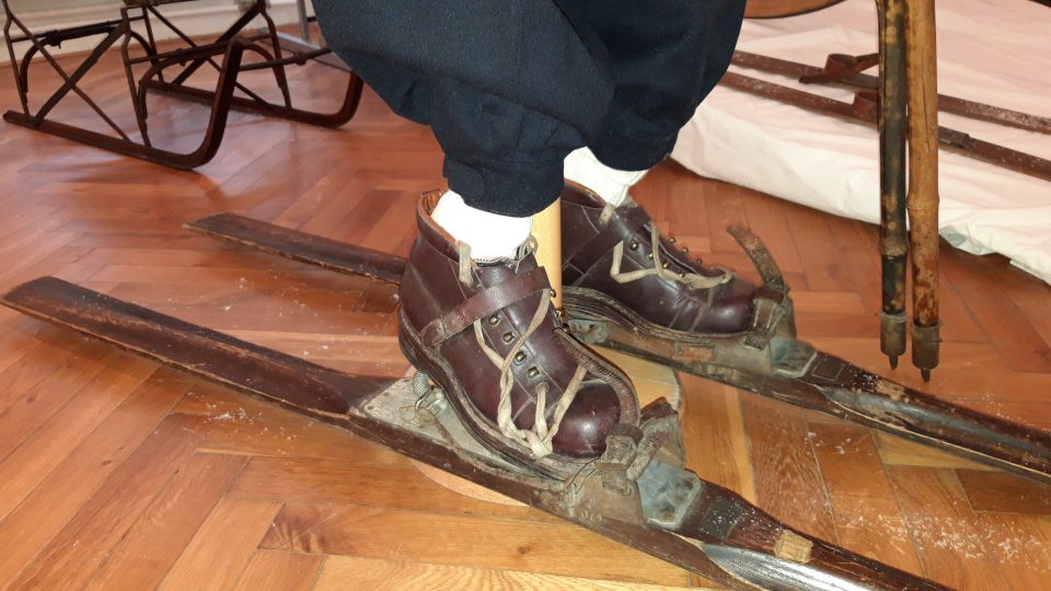 Milovníci zimních sportů to v 19. století neměli jednoduché. Základem zimního vybavení byly pevné kožené boty - foto Bára Kvapilová.jpg