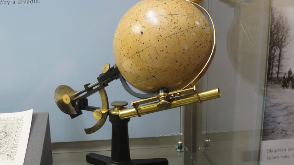 Uranoskop, hvězdný glóbus. Pomůcka z pozůstalosti Artura Krause v expozici Východočeského muzea v Pardubicích
