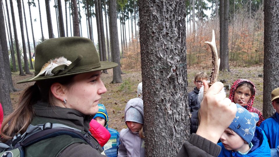 Lesní pedagožka Petra Večeřová dětem vypráví zajímavosti ze života lesní zvěře - foto Bára Kvapilová.jpg