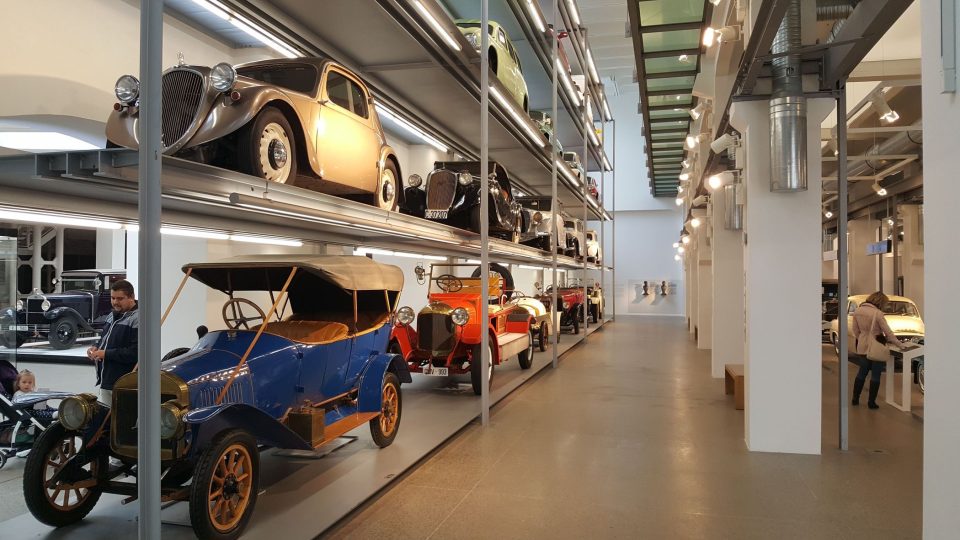 Část expozice Škoda muzea připomíná sběratelskou vitrínu s autíčky, zde ovšem v měřítku jedna ku jedné