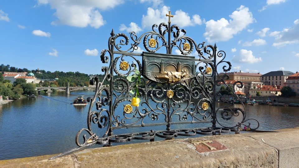Pietní místo, kde byl sv. Jan Nepomucký shozen z Karlova mostu do Vltavy