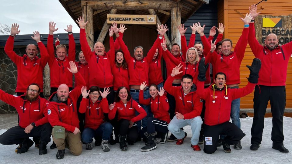 Skupina největších otužilců světa, která se účastnila letošních závodů v arktickém plavání na Špicberkách. Mezi nimi i rodina Jíchových z Kladna