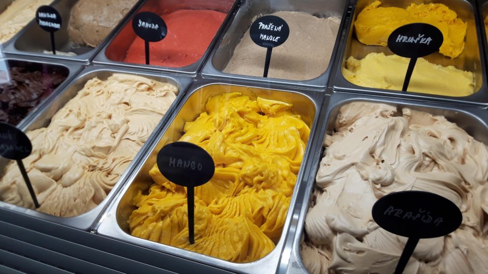 Mezi oblíbené zmrzliny v Šabatově zmrzlinářství patří mangová nebo jahodová z jahod čerstvě nasbíraných v Kunraticích
