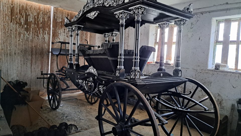 Na skladě je i několik typů pohřebních vozů