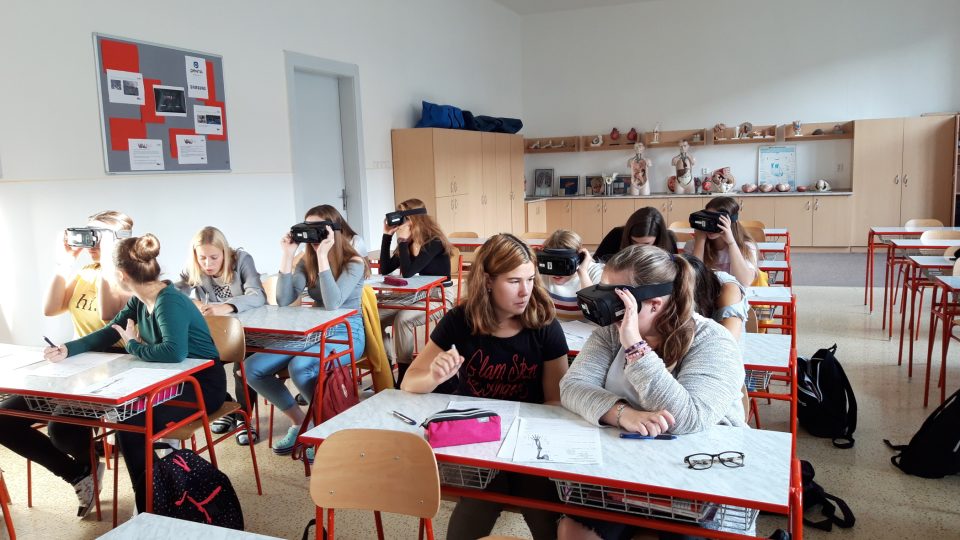 Výuka ve virtuální učebně studenty baví. Speciální brýle jim umožní prohlédnout si ze všech stran například lidskou kostru nebo uložení jednotlivých orgánů v lidském těle