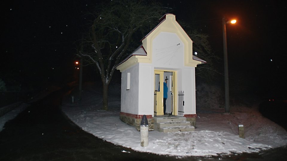 Před kaplí stojí i symbolický šrapnel do něhož místní vkládají večer svíčku