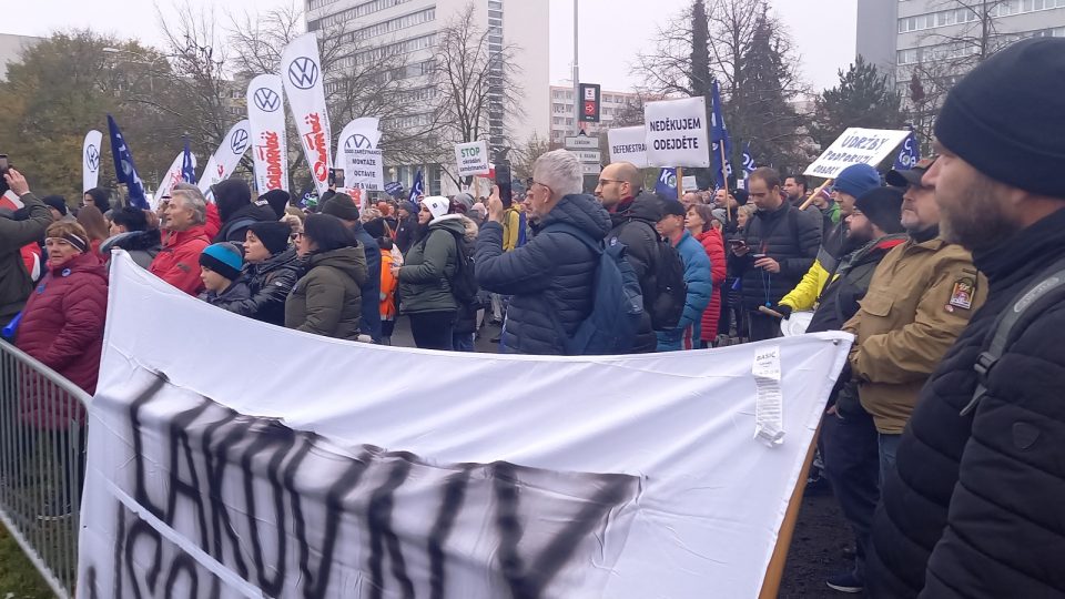 Účastníci odborářského protestu v Mladé Boleslavi 27. listopadu 2023