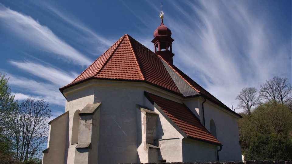 Kostel sv. Bartoloměje na úpatí kopce Brada