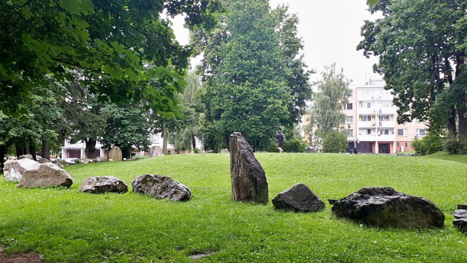 Kameny z Jeseníků jsou ustaveny do půlkruhu kolem malého pahorku