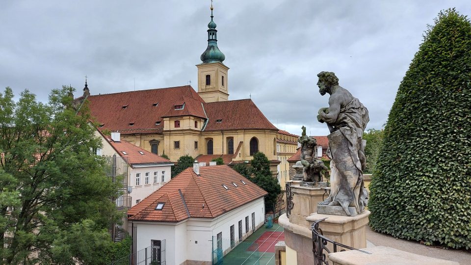 Sousední kostel Panny Marie Vítězné a sv. Antonína Paduánského, ve kterém najdete sošku Pražského Jezulátka