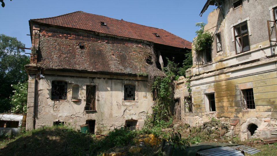 Mlýnice a obytná budova v době, kdy ji manželé Linzerovi koupili