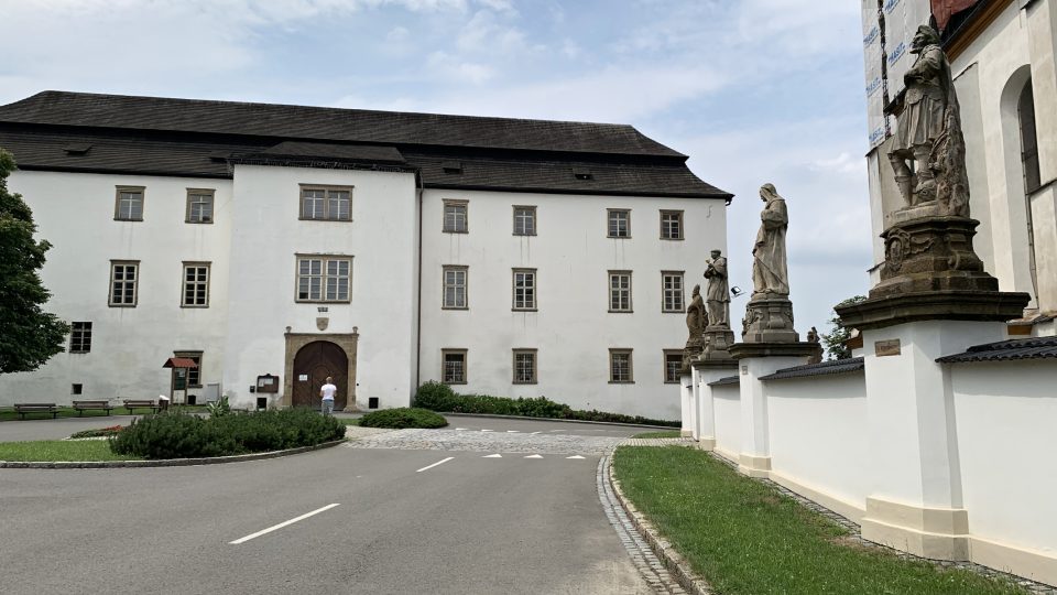 Hustopeče nad Bečvou - zámek a barokní sochy