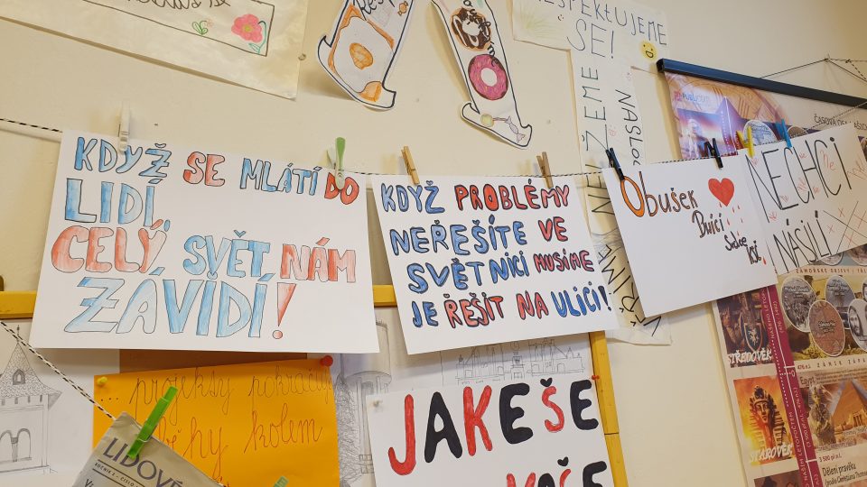 Žáci v Pečkách v hodinách výtvarné výchovy vyráběli hesla, spojená se Sametovou revolucí
