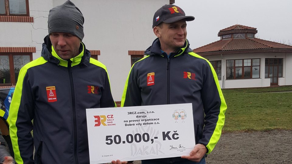 Boris Vaculík a Martin Plechatý předali Dobrým vílám šek na 50 000