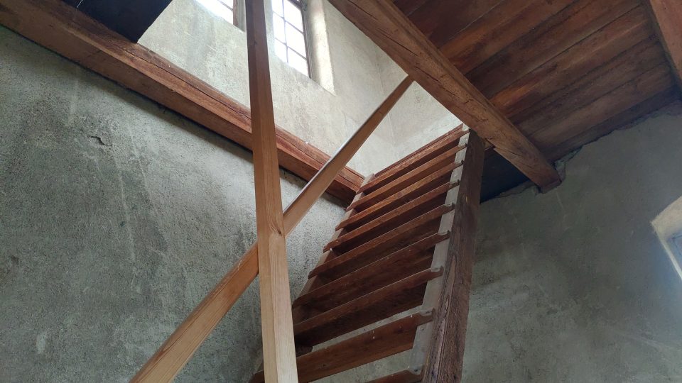 Prudké schody na věž umožňují návštěvu jen lidem bez zdravotních problémů