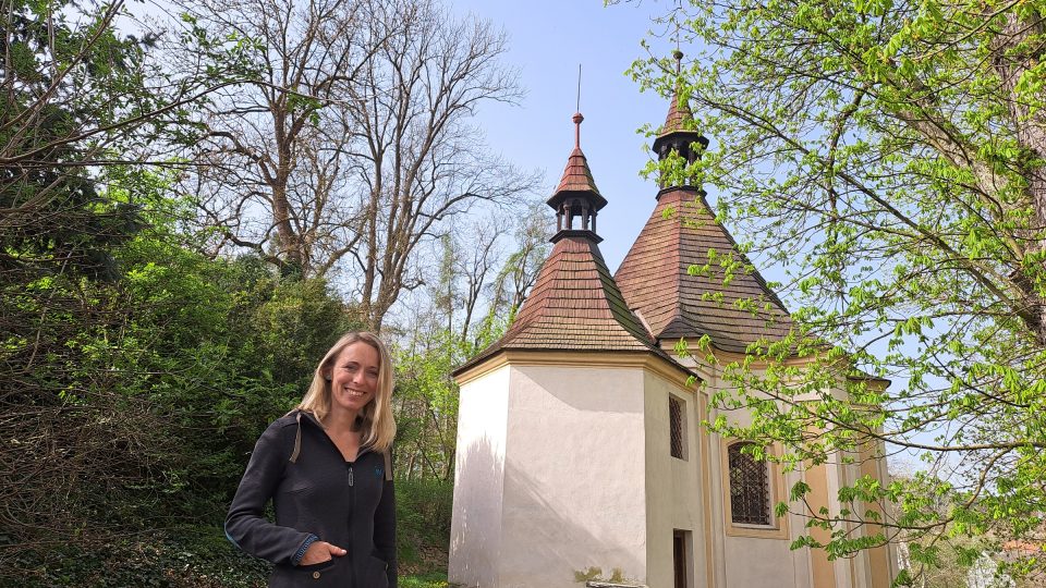 Usměvavá Pavlína Židová se snaží zájemcům zpřístupnit park s barokní kapličkou