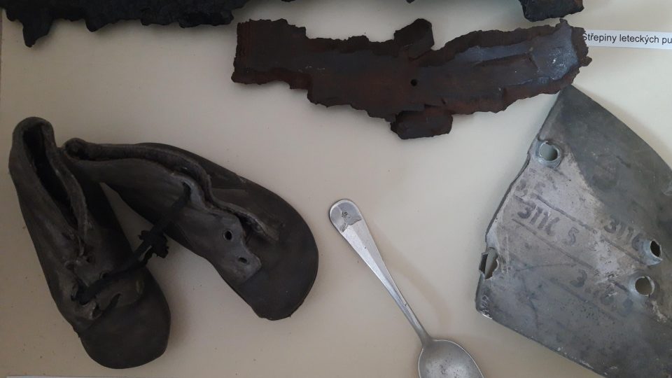 Dětské botičky nalezné po náletu. Na seznamu obětí náletu z března 1945 jsou i velmi malé děti