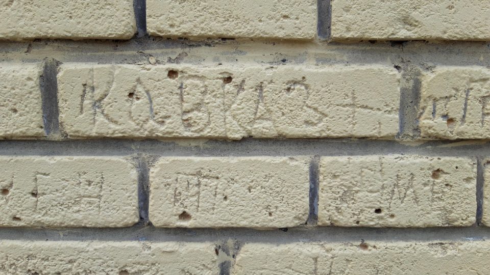 Dodnes na historických domech v Milovicích najdete nápisy psané azbukou